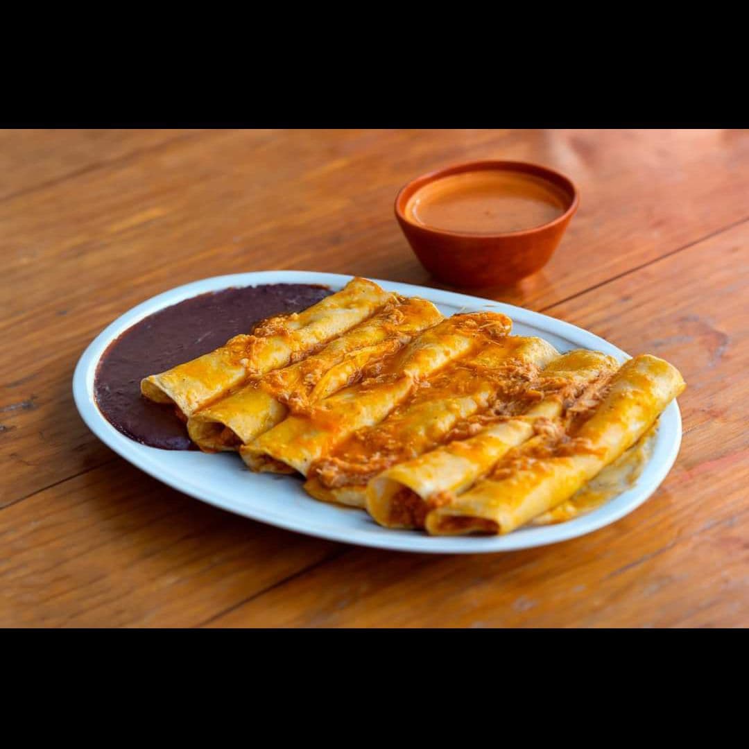 8 Tacos de Cochinita