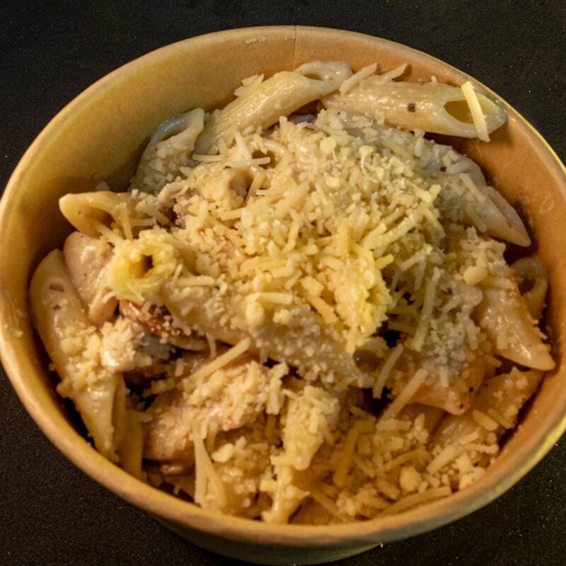 Pasta Pollo Champiñones + Bebida