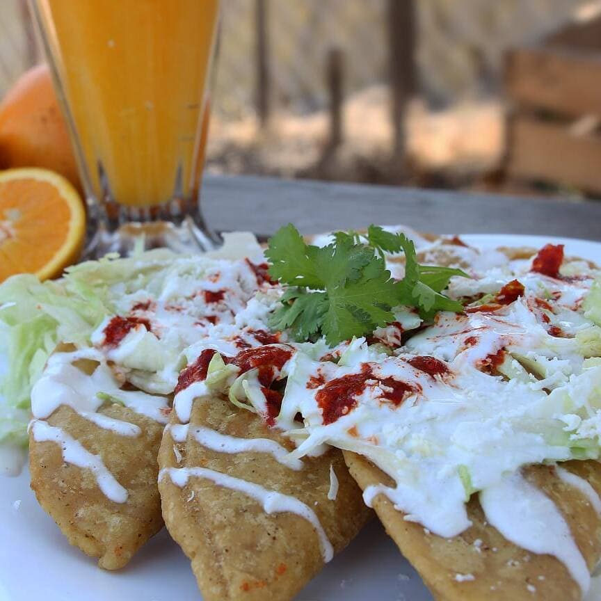 Orden de 3 Quesadillas de Deshebrada