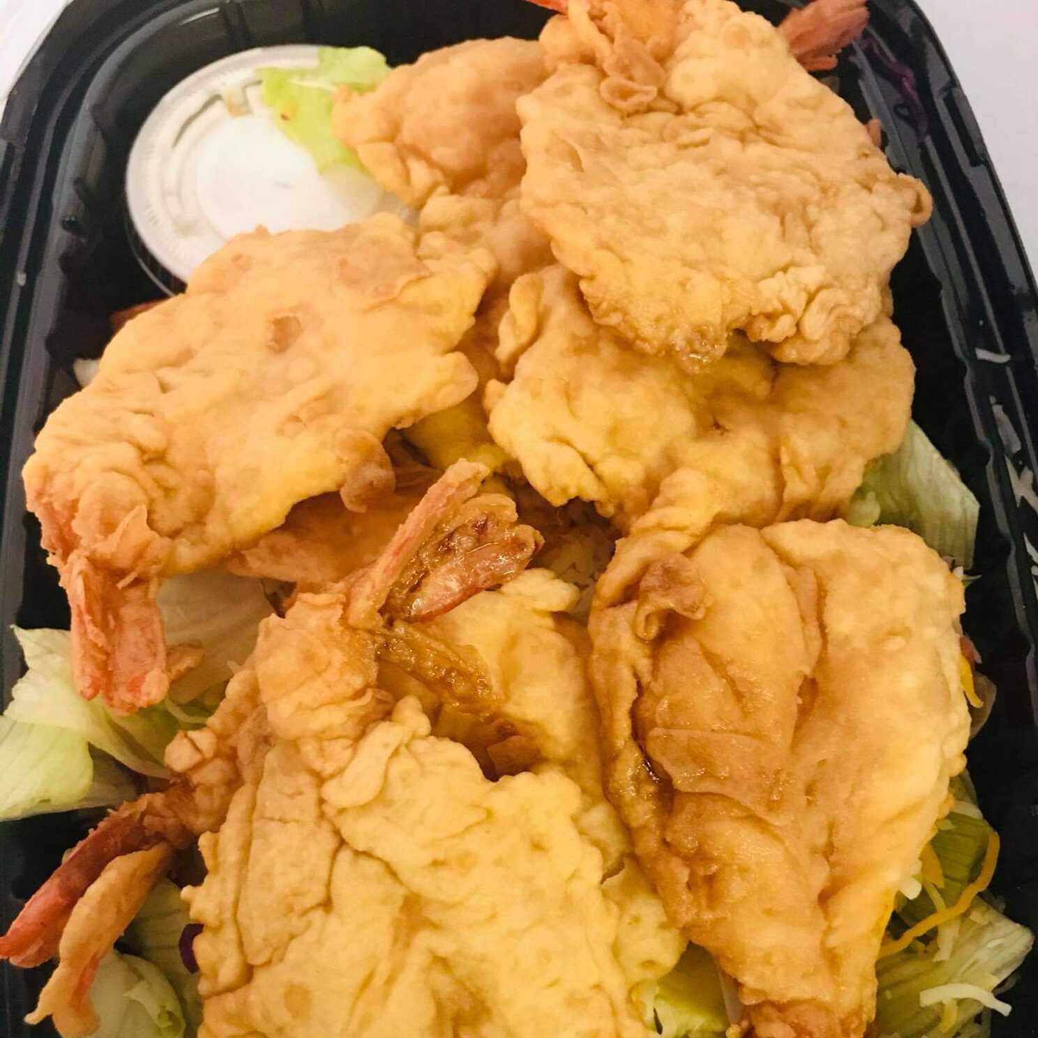 Ensalada de camarones empanizados
