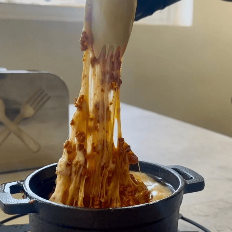 Queso Fundido con Chorizo