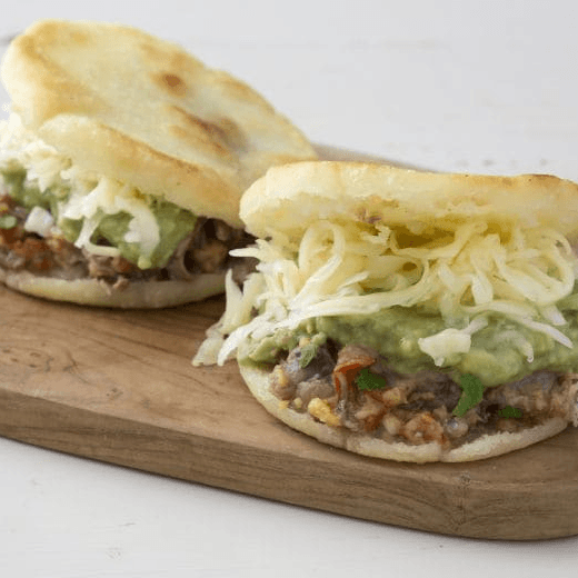 Arepas Rellenas de Pollo Y Mozarella