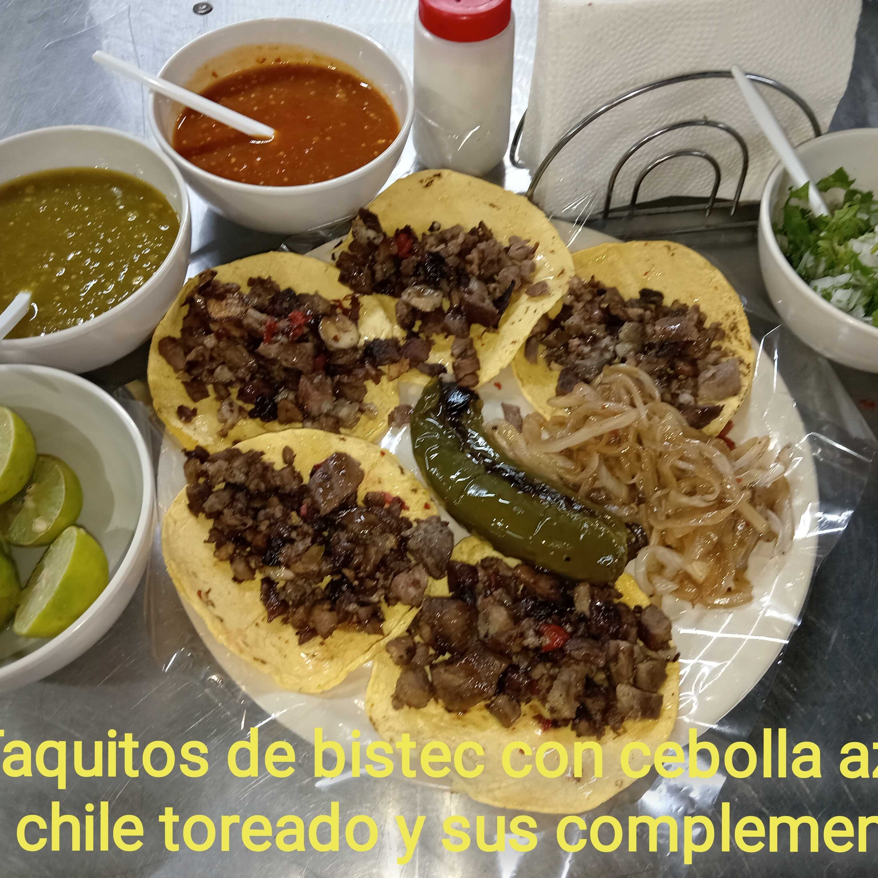 5 Tacos de Bistec con Cebolla y 1 Chile Toreado