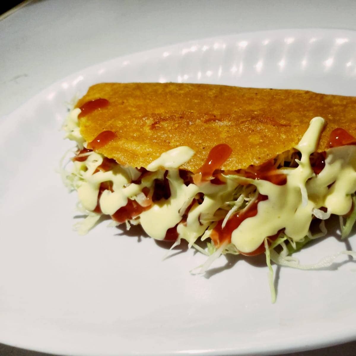 Empanada de Carne Mechada o Pollo