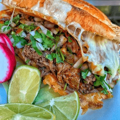 Torta de Birria con Queso más Consomé.