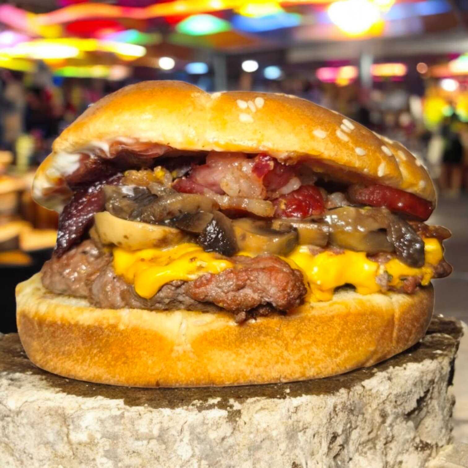 Cheeseburger Con Tocino y Champiñones