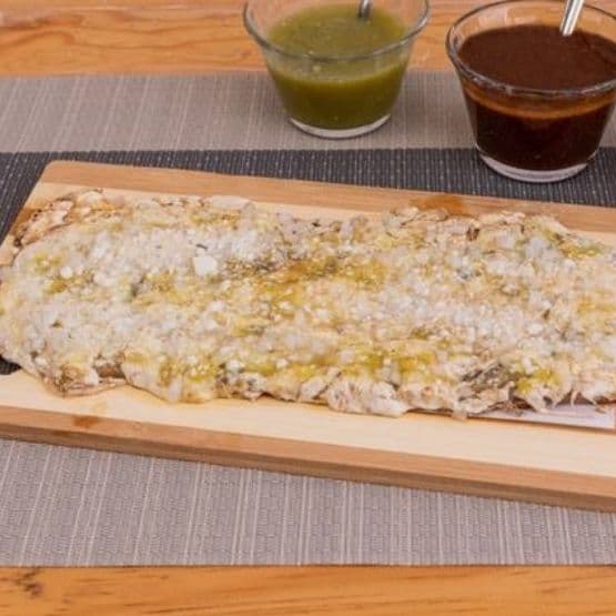 Huarache con Queso Fundido