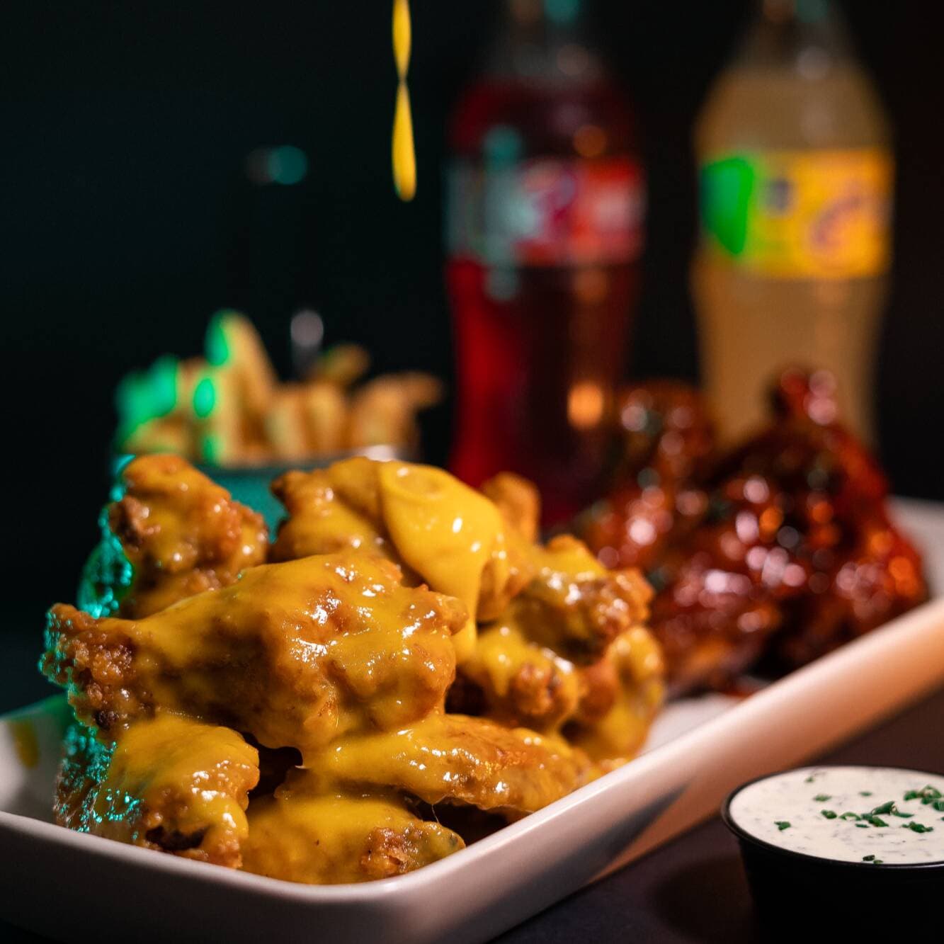 Alitas Miel Mostaza y Papas a la Francesa.
