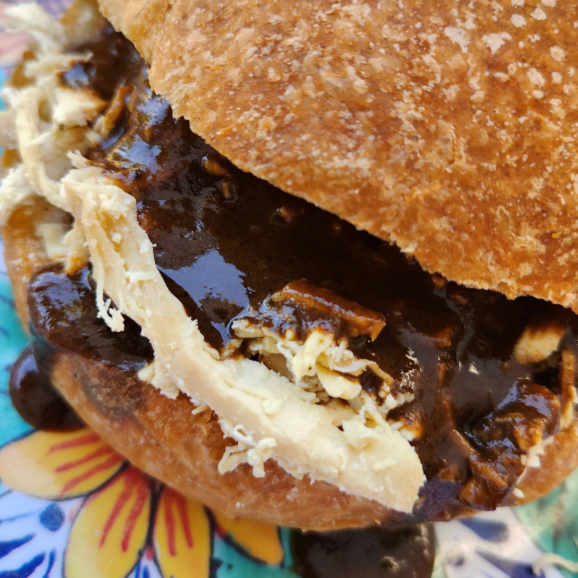Hojaldra de Mole con Pollo 🐔