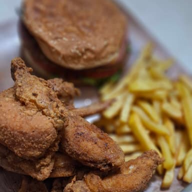 Combo Cuarto de Libra, Orden de Alitas y Papas