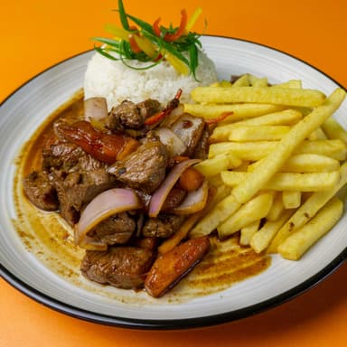 Lomo Saltado con Arroz y Papas + Bebida