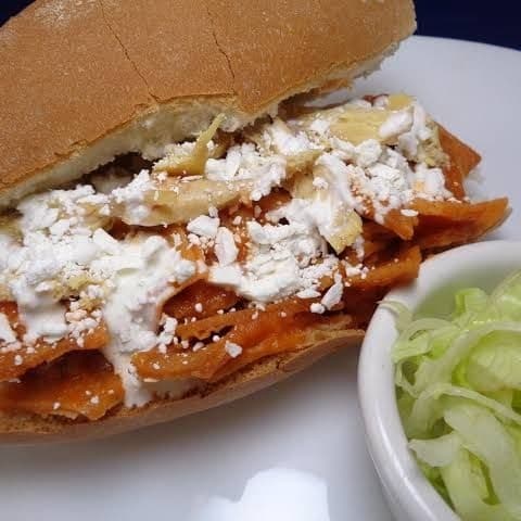 Torta de chilaquiles rojos