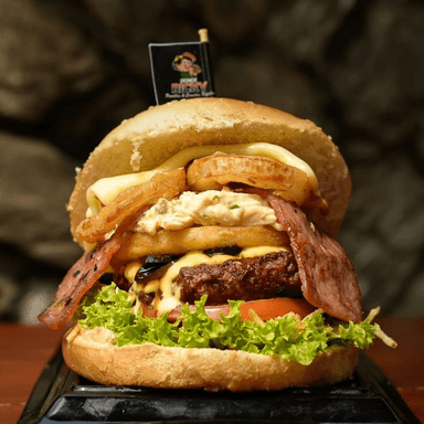 Hamburguesa la Buchona + Papas + Bebida del Día