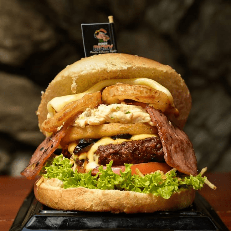 Hamburguesa la Buchona + Papas + Bebida del Día