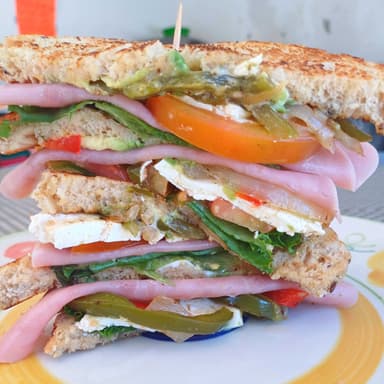 Sandwich o Torta de Jamón y Queso