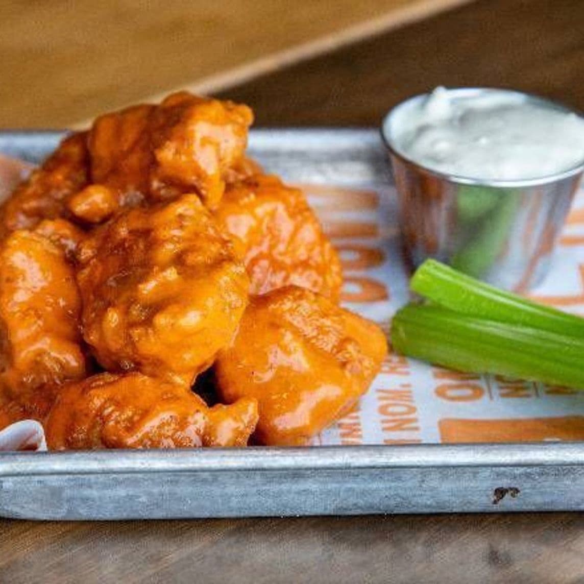 Boneless Buffalo Wings con papas fritas