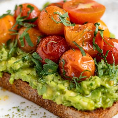 PAN TOSTADO CON AGUACATE