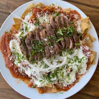 Chilaquiles Rojos con Carne Asada
