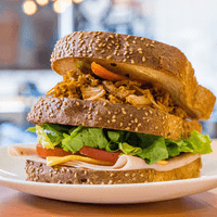 CLUB SANDWICH DE JAMON DE PAVO Y COCHINITA