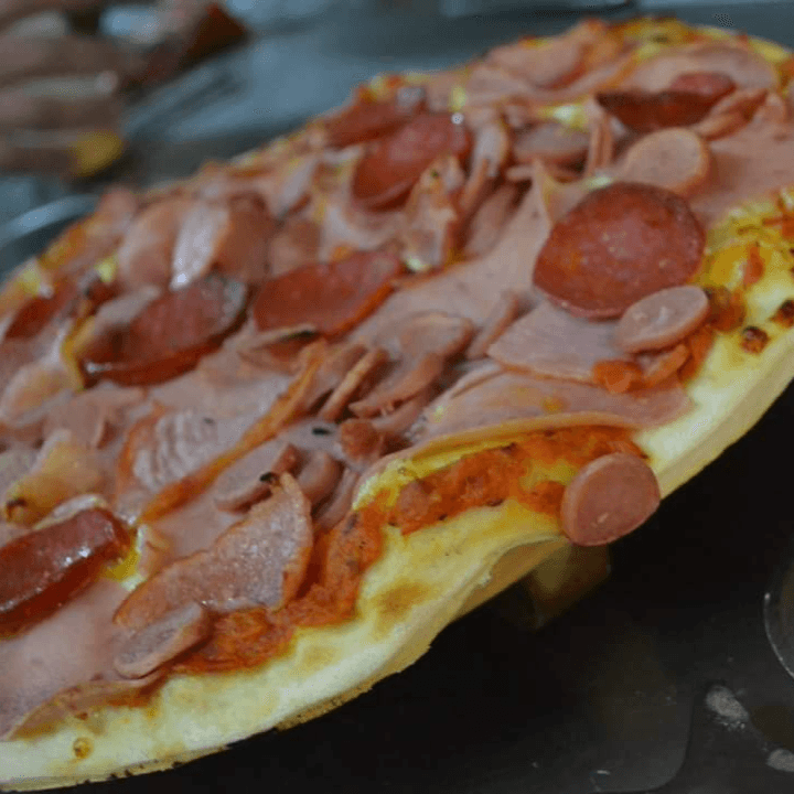 Pizza Especial Carnes Frías
