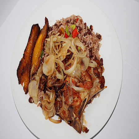 Gallo Pinto con Chuleta + Bebida Caliente 12oz