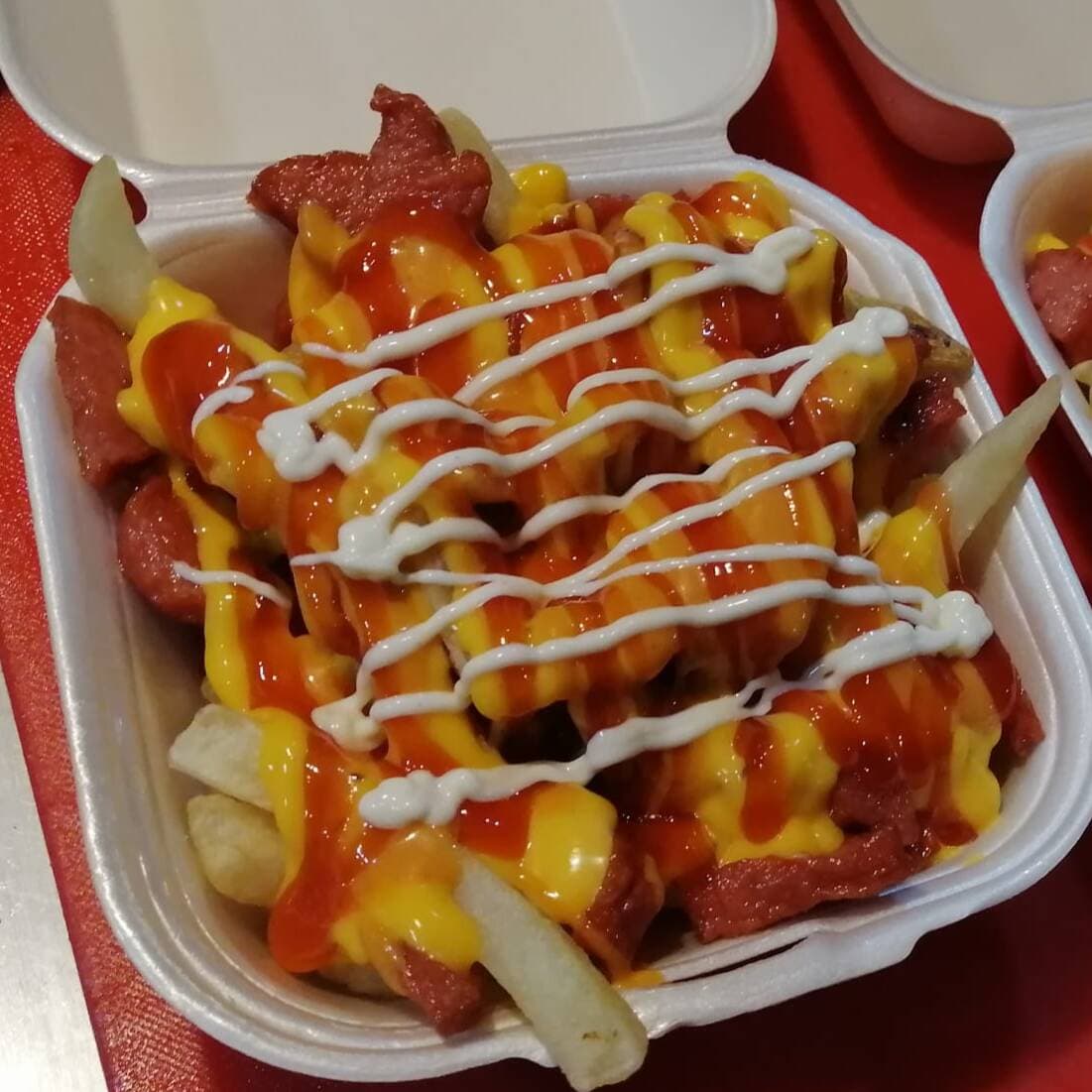 papas con salchicha.