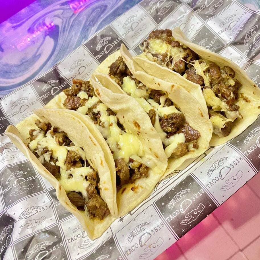 4 TACOS DE ASADA  CON QUESO (HARINA) + COCA COLA