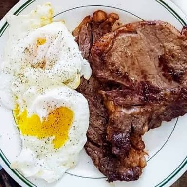 Huevos Estrellados con Bisteck