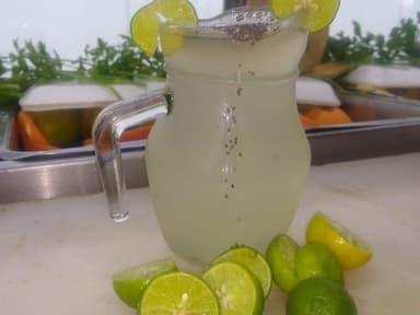Agua de 1 Litro y 1\2 de Limón con Chía