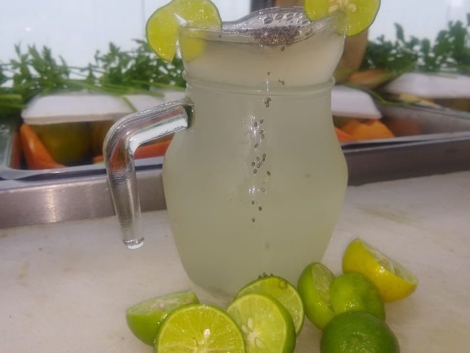 Agua de 1 Litro y 1\2 de Limón con Chía