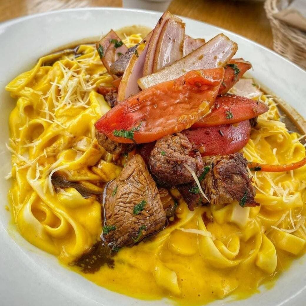 Tallarines a la Huancaína con Pollo Saltado