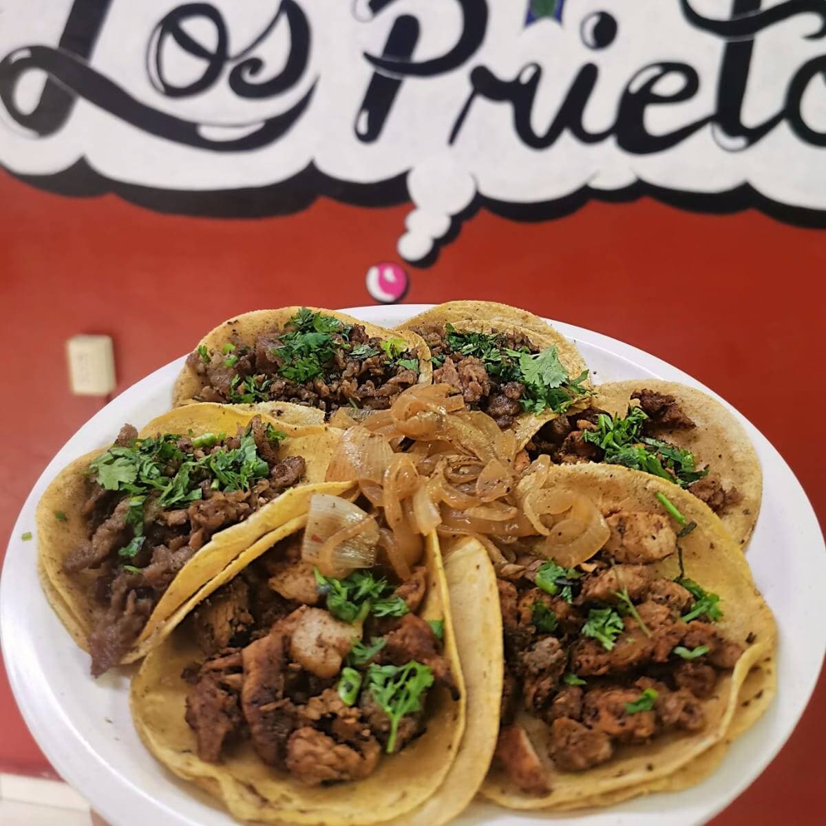 5 Tacos de Pastor o Bistec y Agua 500 Mililitros