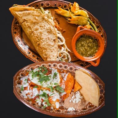 CHILAQUILES ROJOS Y QUESADILLA DE CHICHARRÓN
