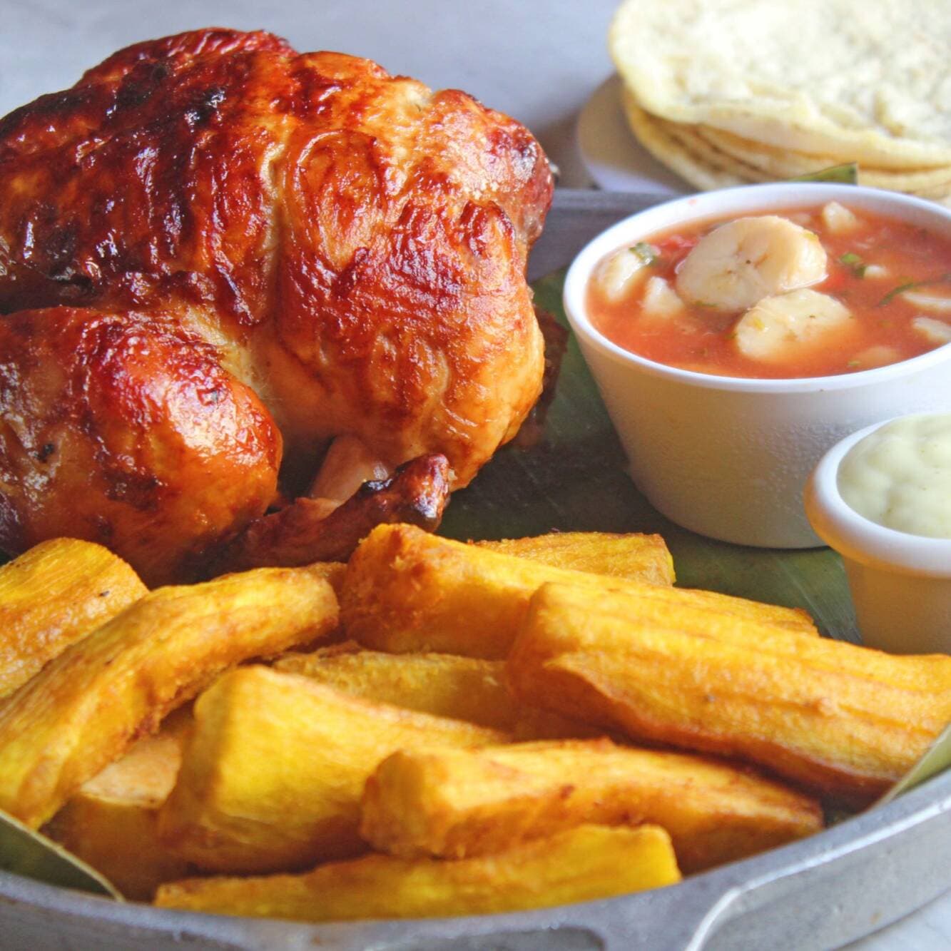Pollo Entero con Yuca Frita