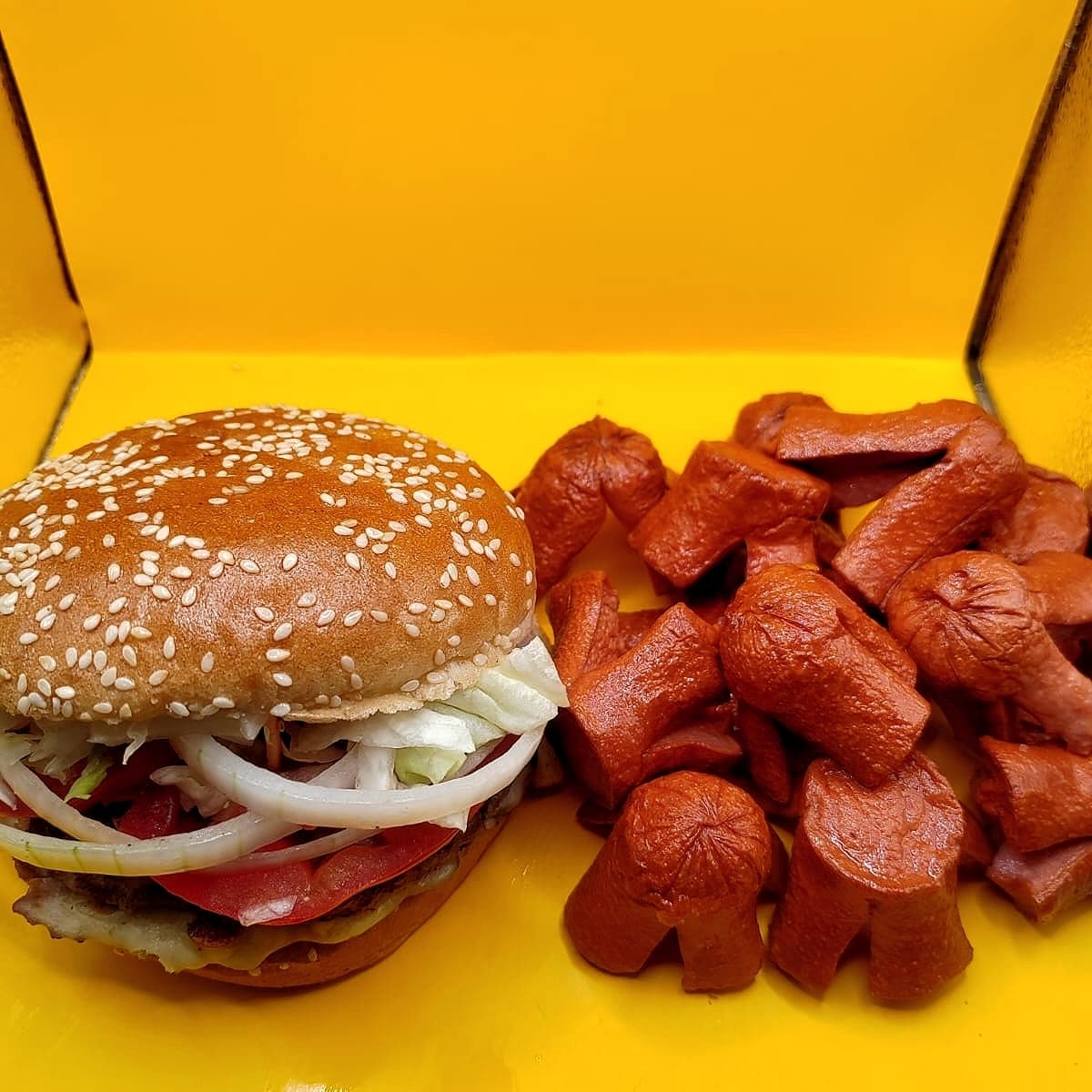 Hamburguesa con salchipulpos