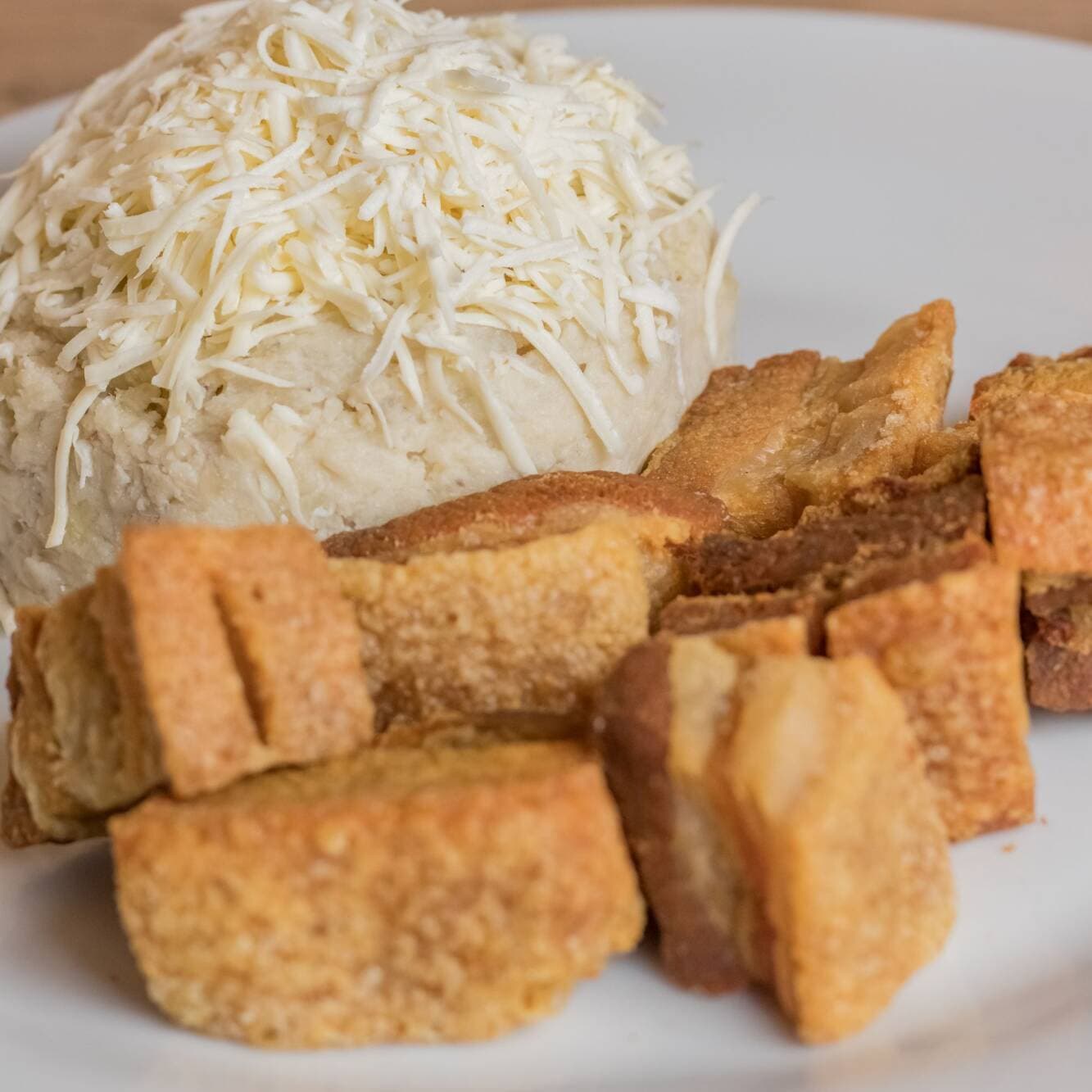 Cayeye con Chicharrón