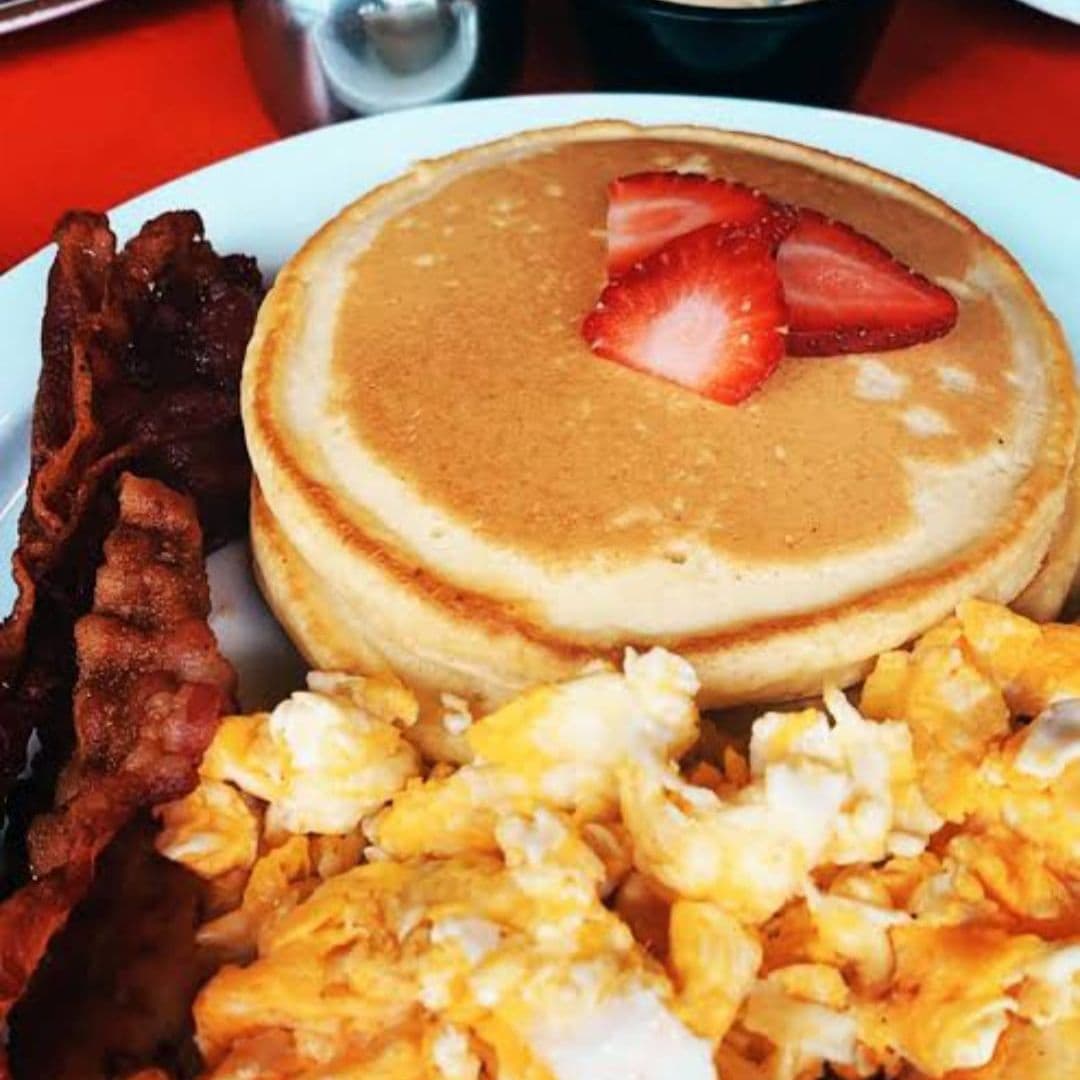 Hot Cakes con Huevo Revuelto y Tocino