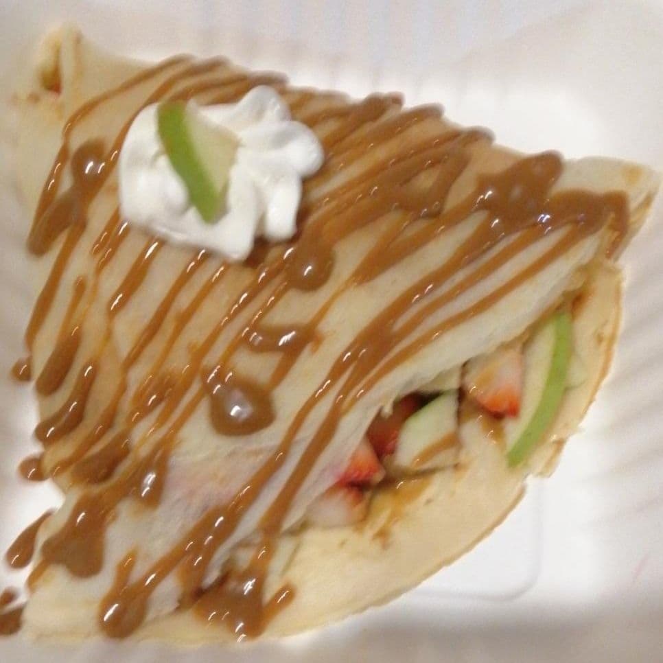Crepa dulce con Caramelo, fresas y melocoton.