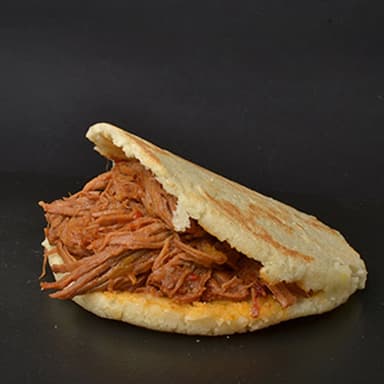 Arepa de carne deshebrada