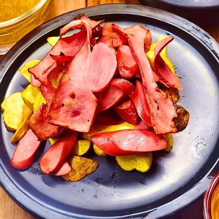 Salchibacon con papas nativas