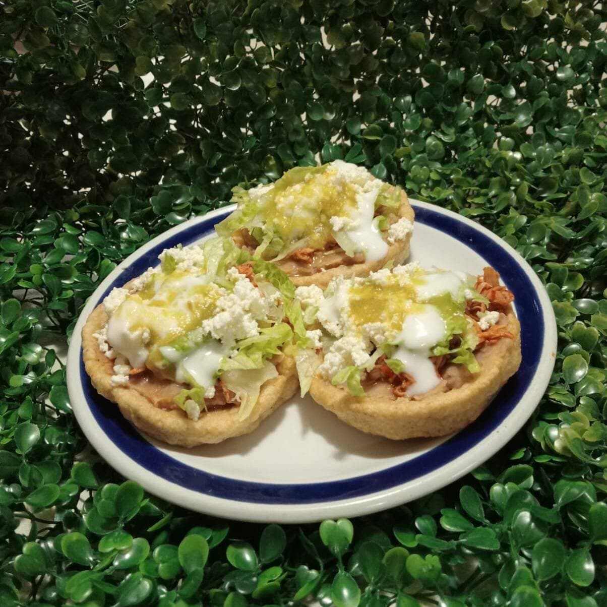 Sopes (pollo en Salsa Roja).