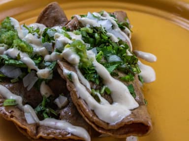 Sesadillas de chicharrón y queso