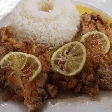 chicharron de pollo , limonkay y arroz