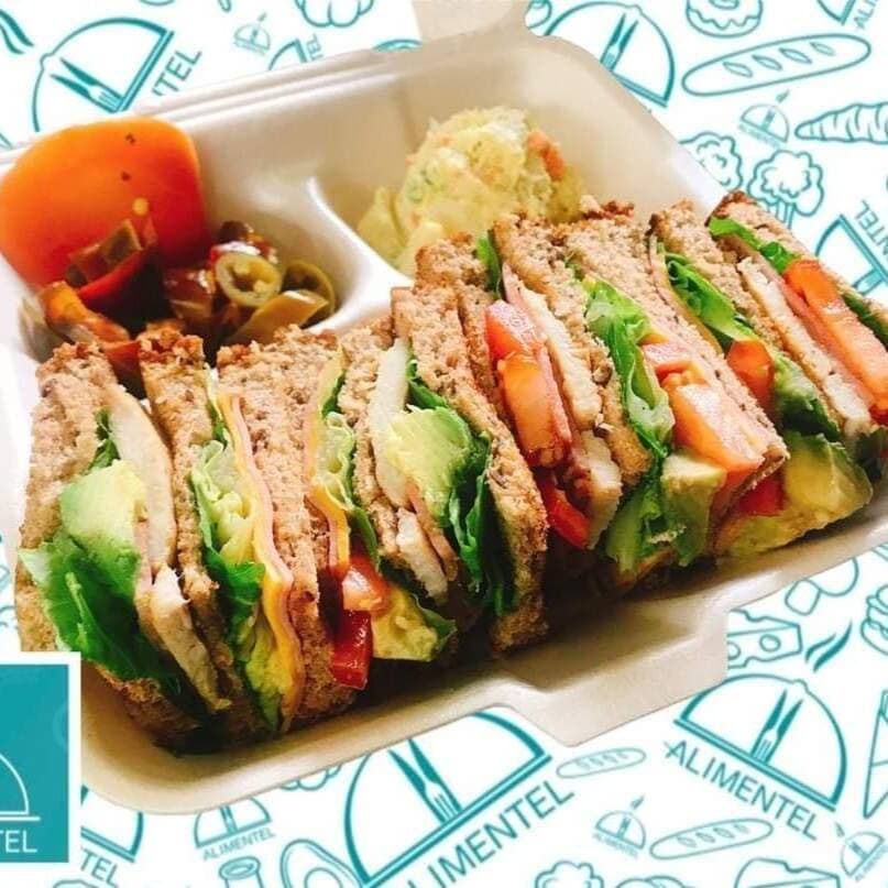 Club sandwich de pollo, tocino, jamon y queso