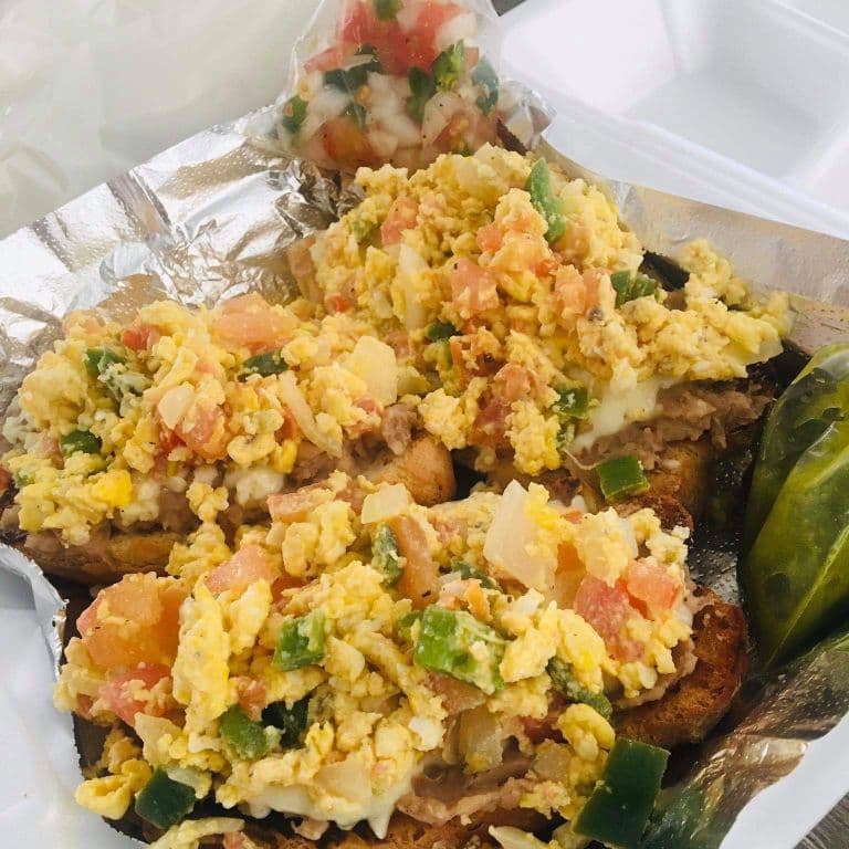 Molletes montados de huevo ala mexicana