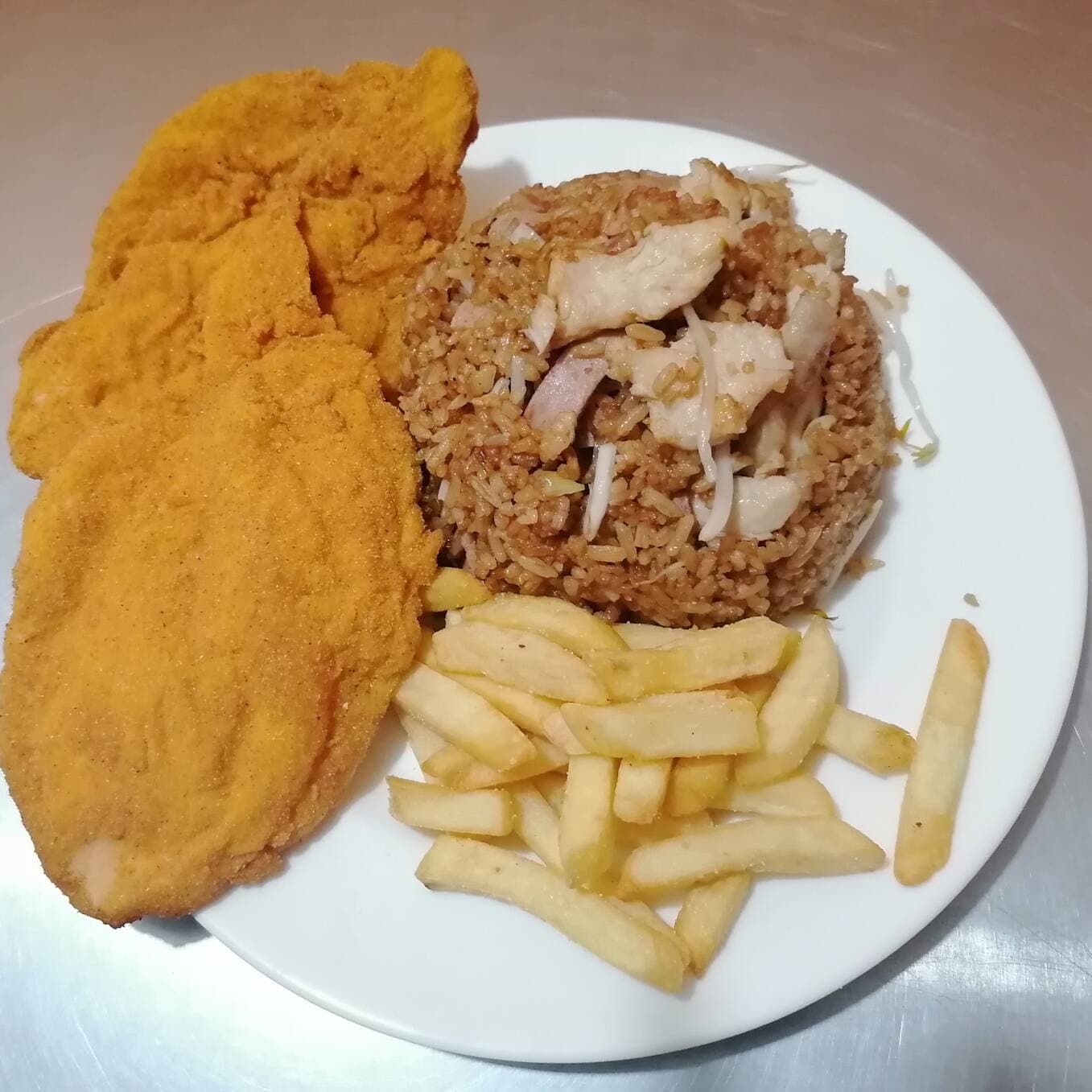 Arroz personal + chuletas + chopsuey