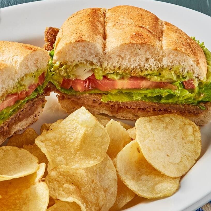 Torta de Milanesa de Pollo acompañada de papas