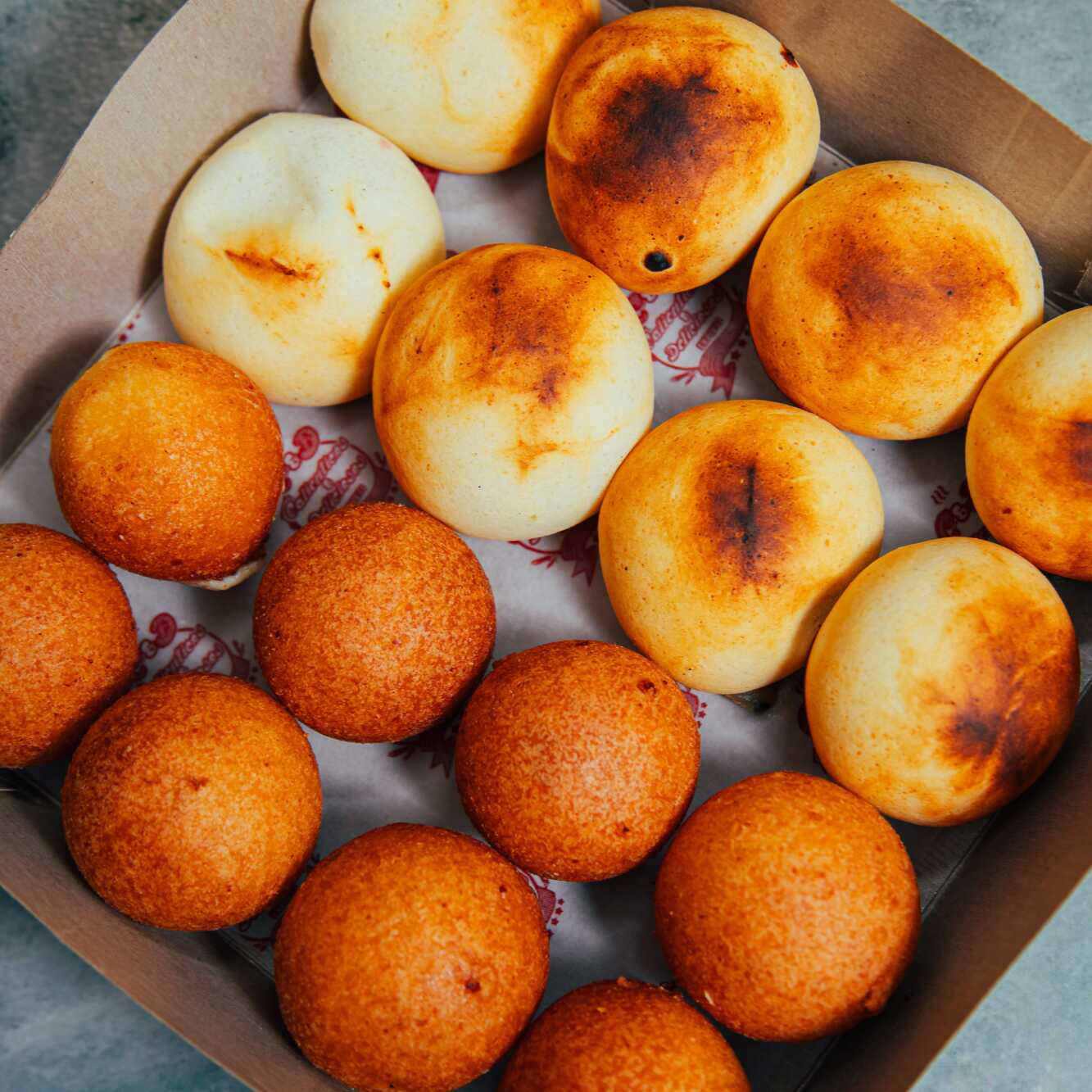 Caja Mixta (Buñuelos y Almojabanas)
