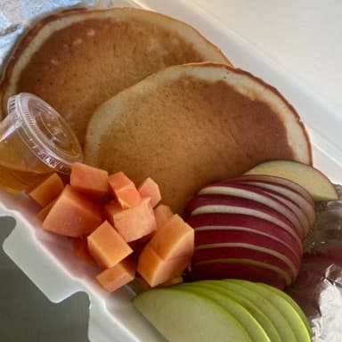 Hot Cakes con Fruta