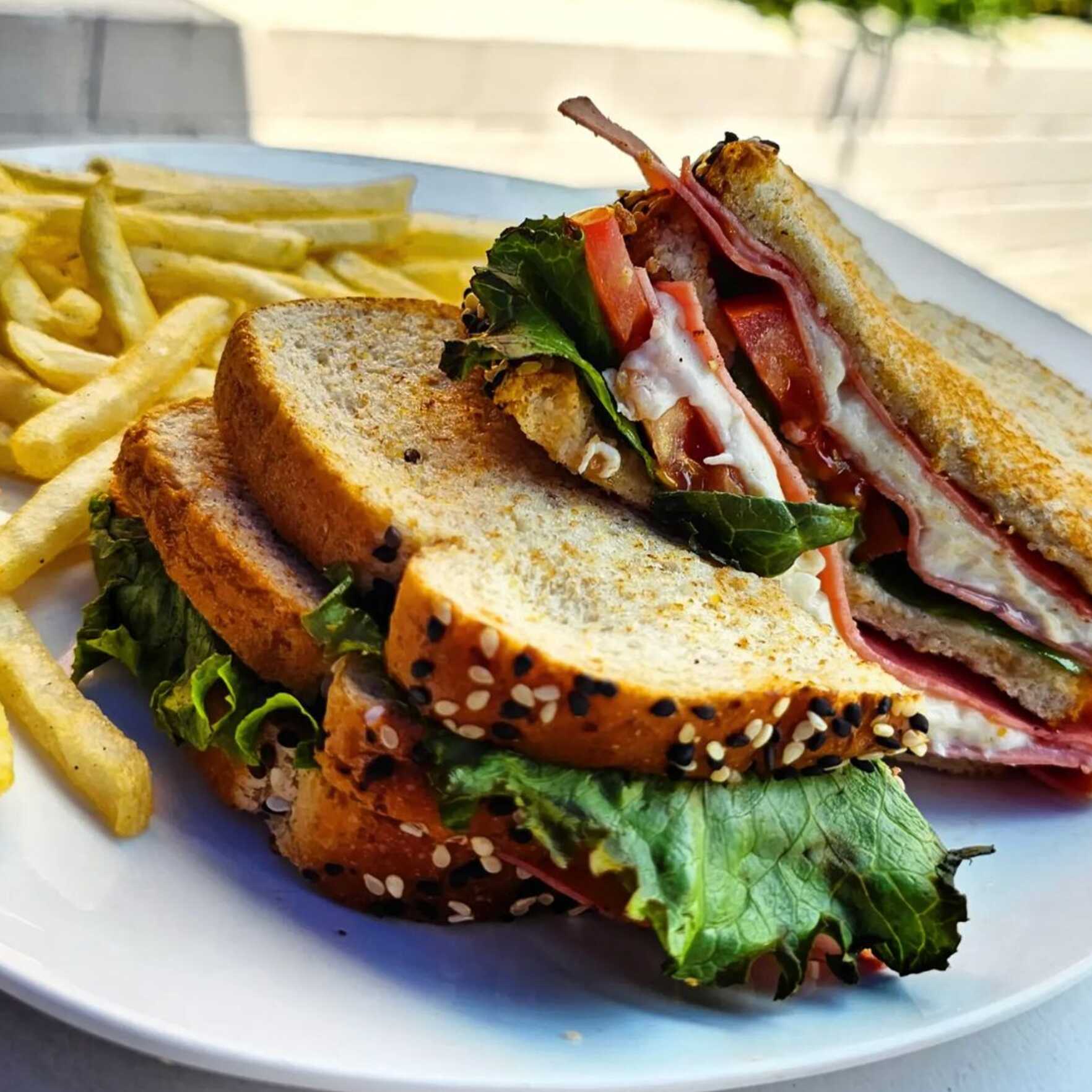 CLUB SANDWICH CON PAPAS (incluye bebida sin costo)